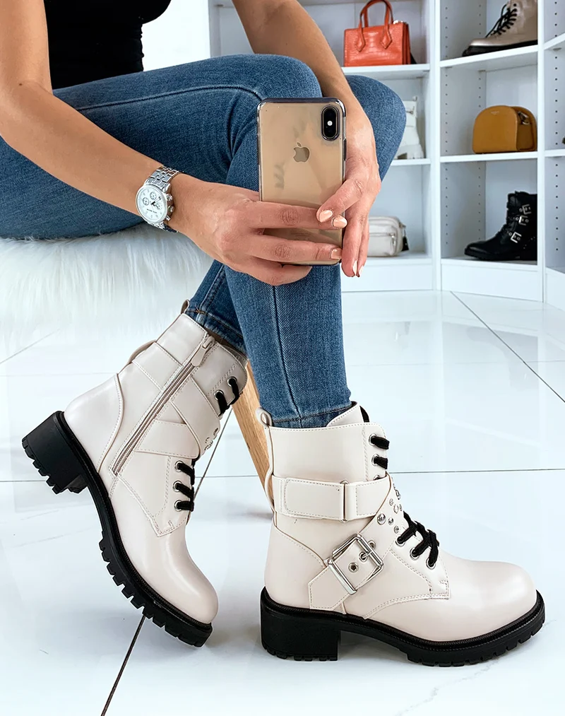 Bottines montantes beiges à lanières cloutées