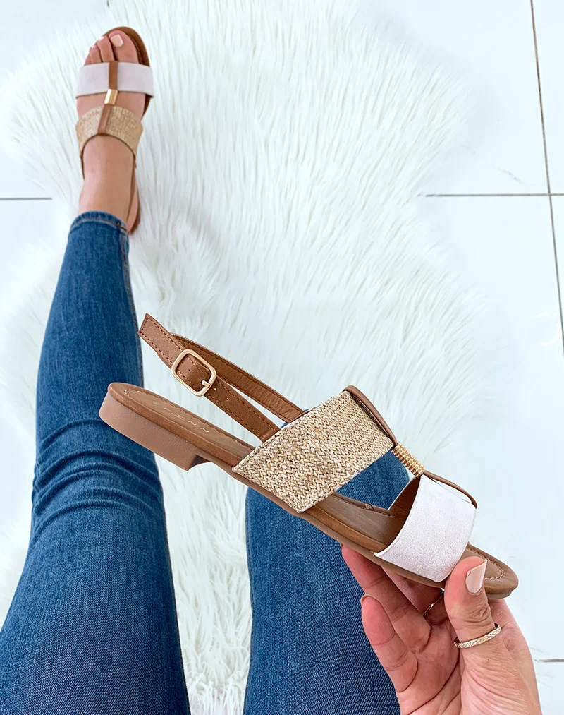 Nu-pieds beiges et en osier tressé