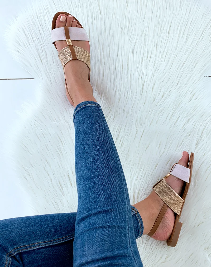 Nu-pieds beiges et en osier tressé