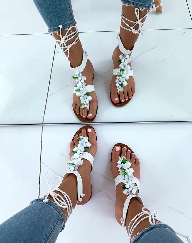 Nu-pieds blancs ornés de perles blanches et vertes