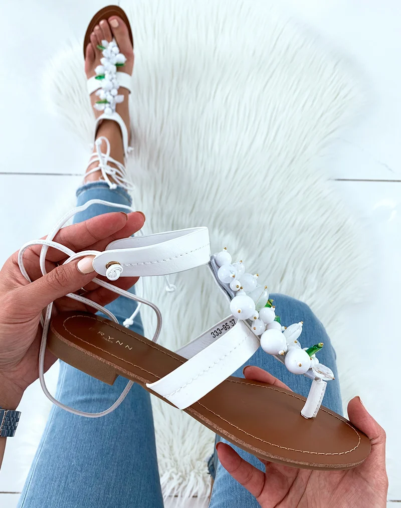 Nu-pieds blancs ornés de perles blanches et vertes