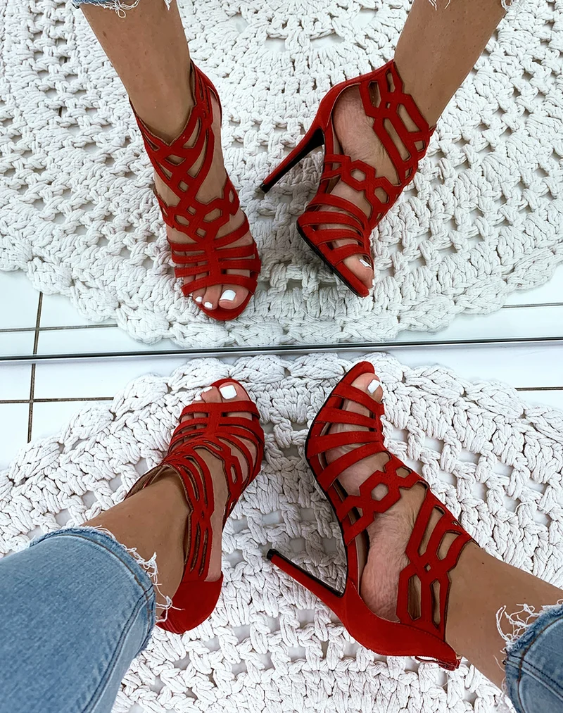 Sandales à talons aiguilles en suédine rouges