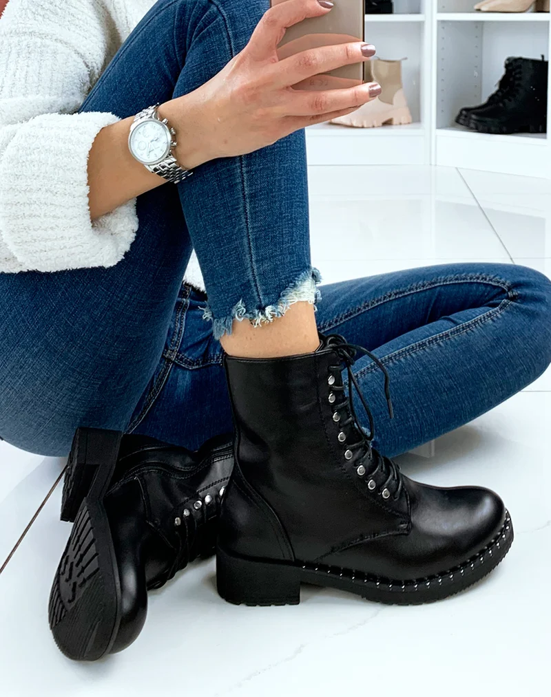 Bottines noires à lacets et détails cloutés
