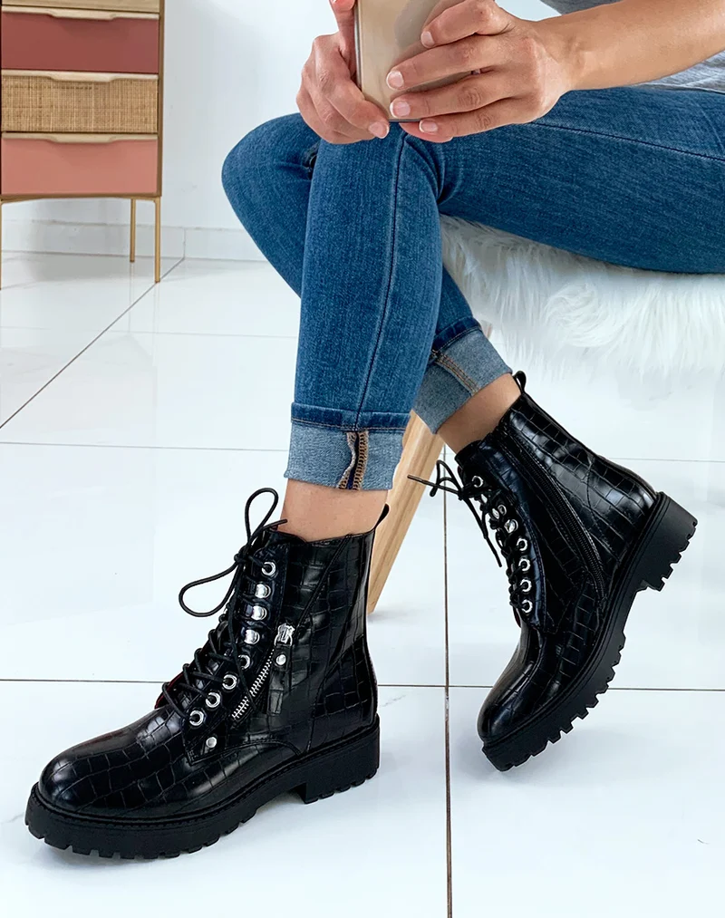 Bottines montantes noires effet croco à détails lacets et fermetures
