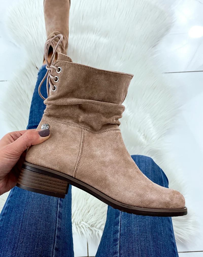 Bottines beige-rosées en daim plissées