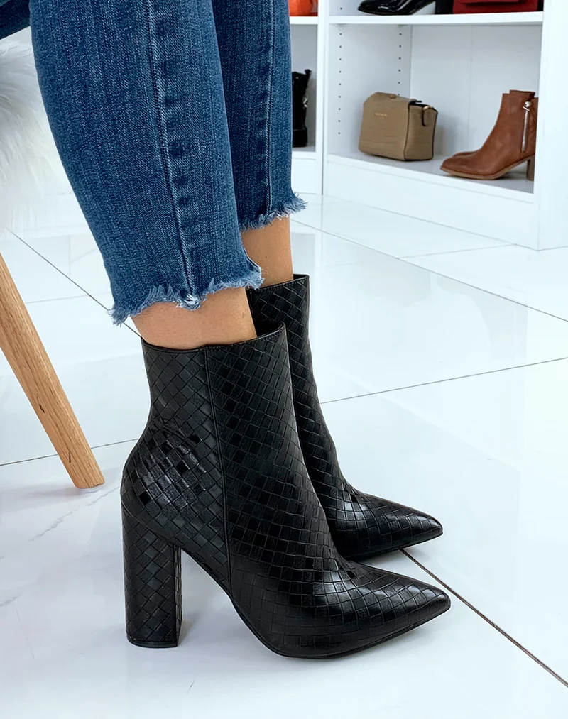 Bottines à talon noires et à bout pointu