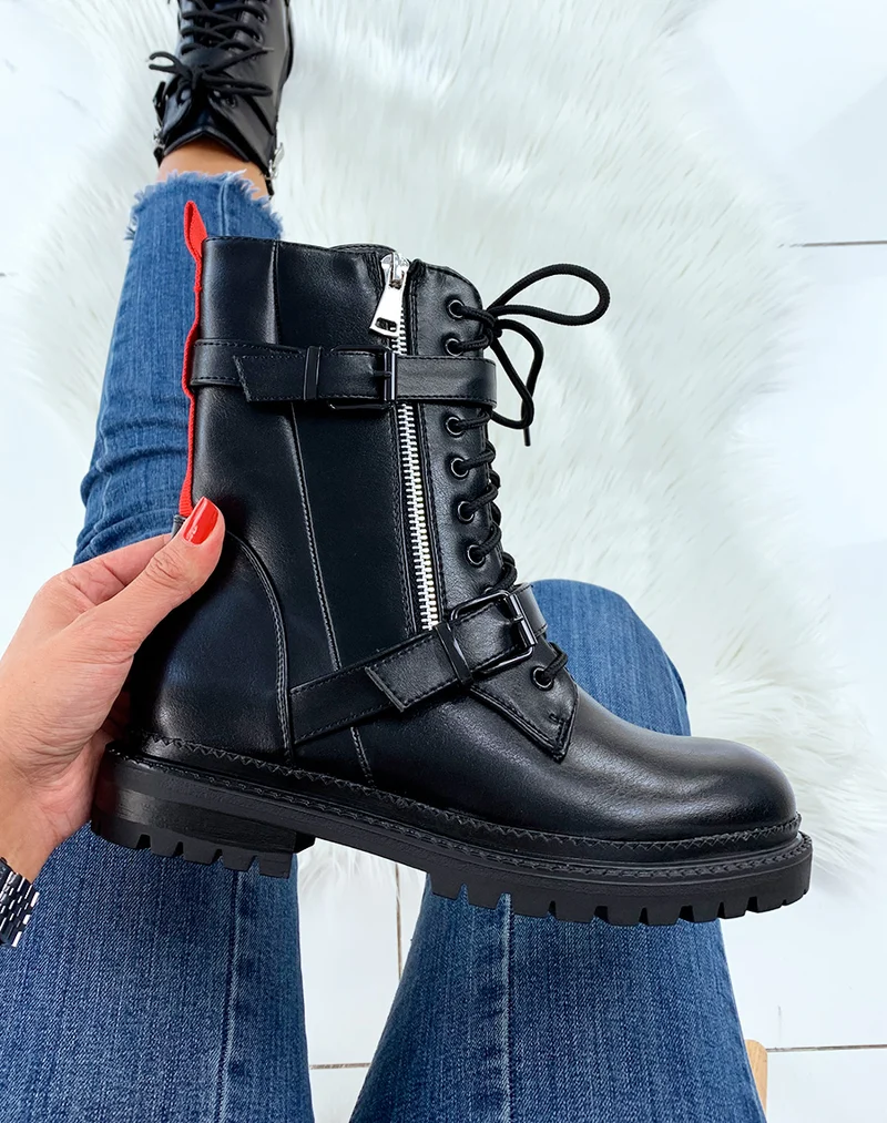 Bottines hautes noires à détail rouge