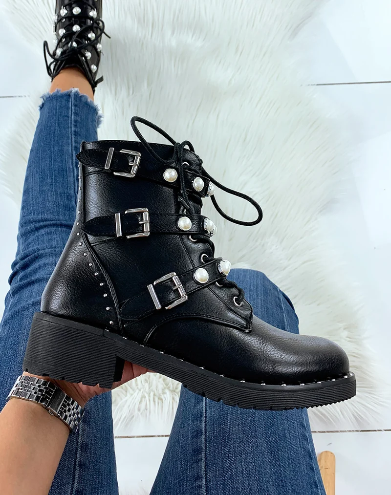 Bottines noires perlées de clous et à sangles perlées