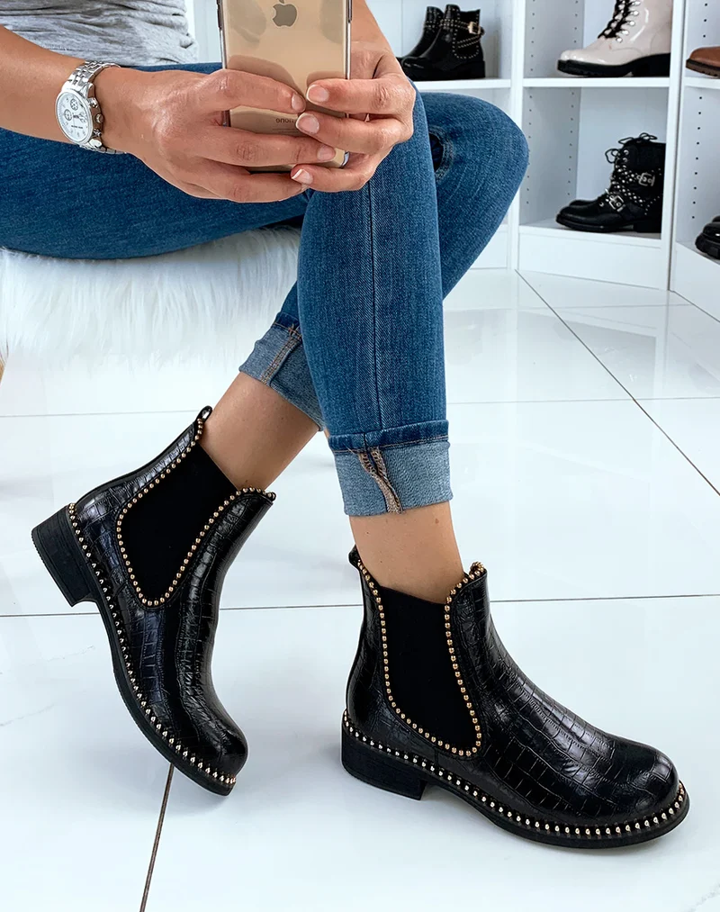 Bottines noires effet croco et perle d?ornement