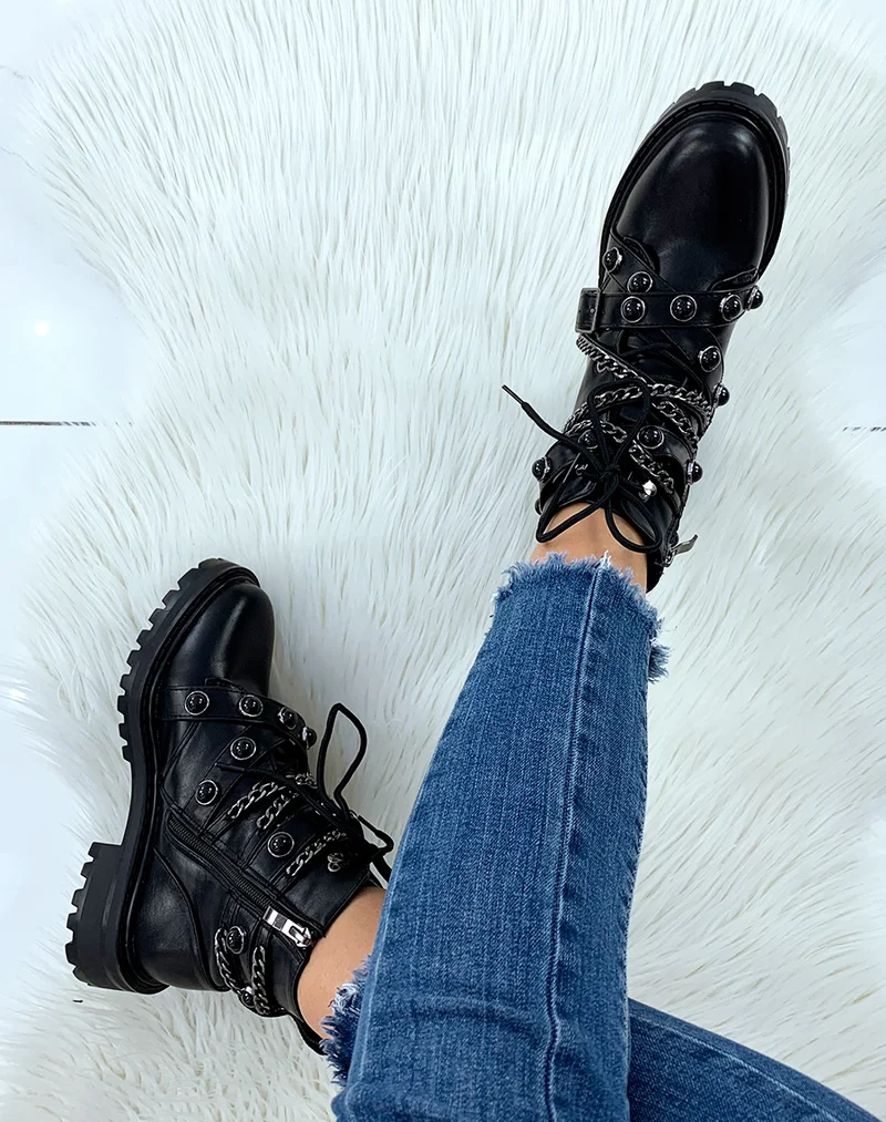 Bottines noires ornées de multiples lanières