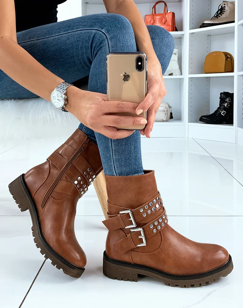 Bottines montantes camel à lanières cloutées