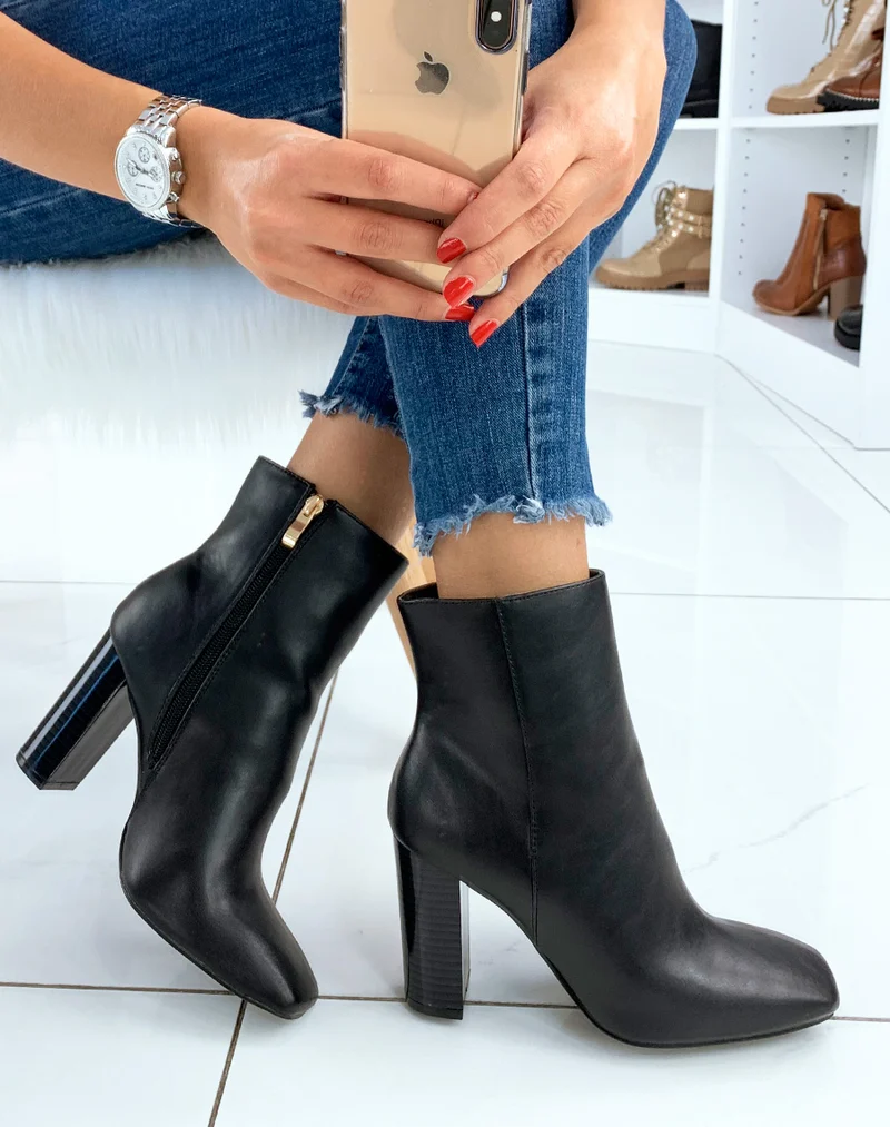Bottines à talons noires et à bout carré