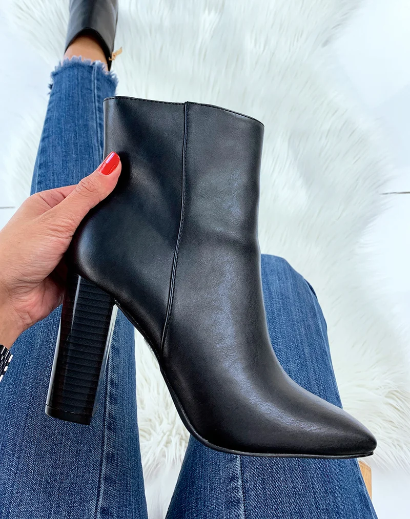 Bottines à talons noires et à bout carré