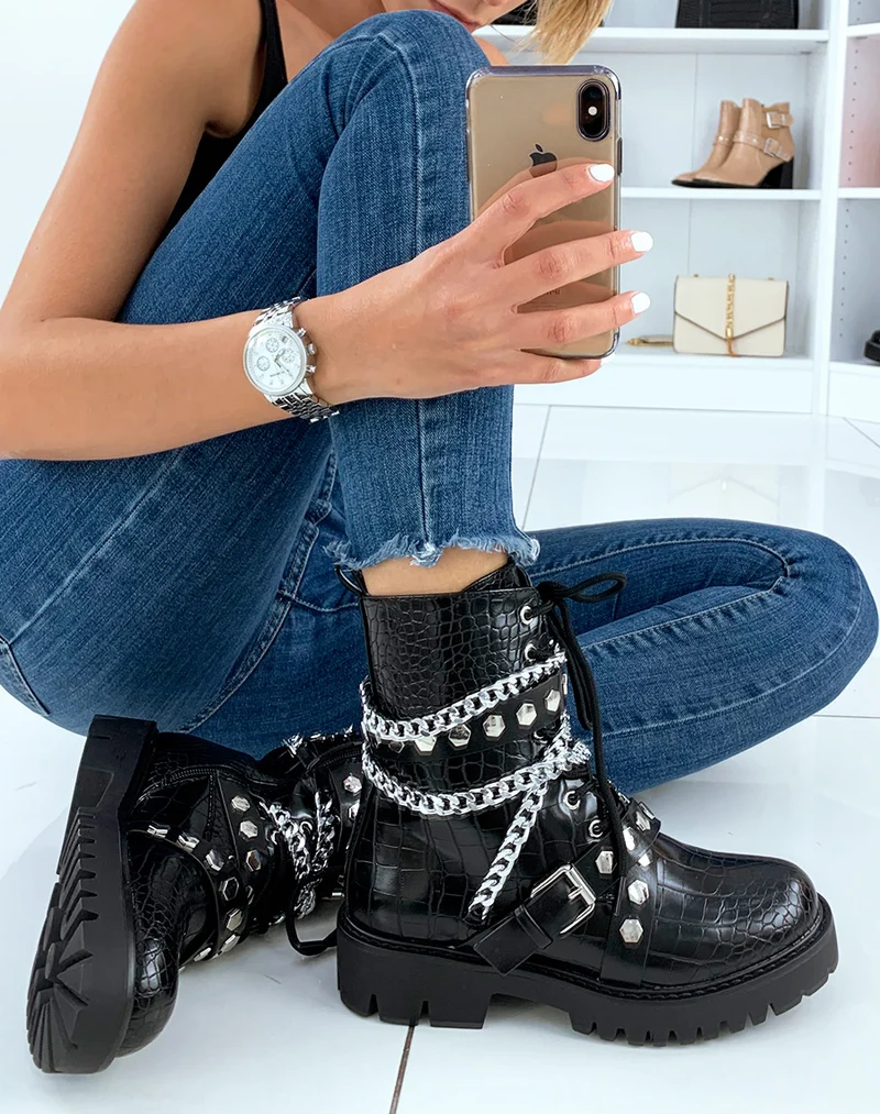 Bottines montantes noires effet croco ornées de chaines