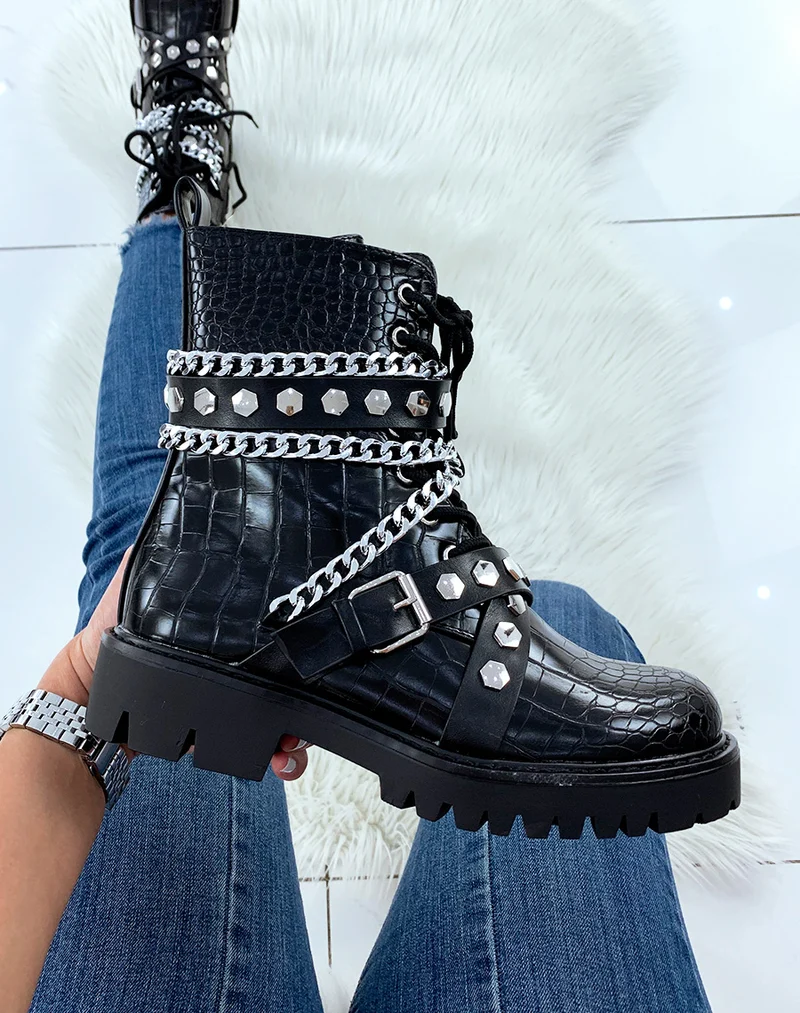 Bottines montantes noires effet croco ornées de chaines