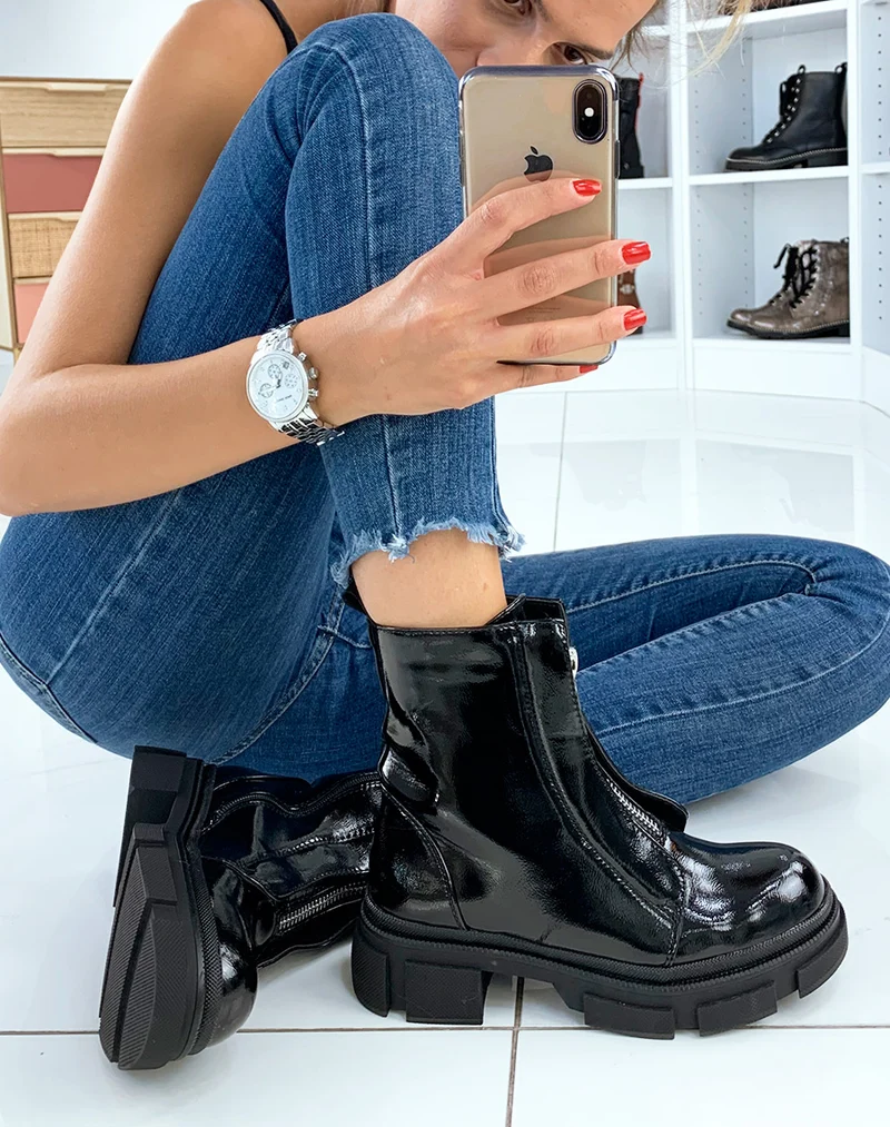 Bottines hautes vernies noires à détail argenté