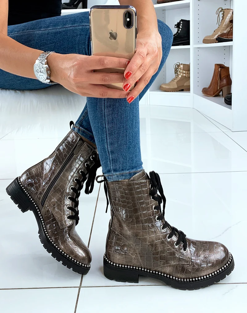 Bottines bronze croco montantes à clous