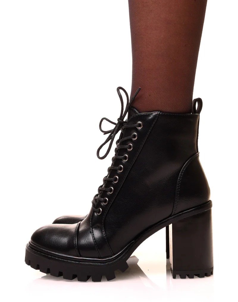 Bottines noires à talons et à lacets
