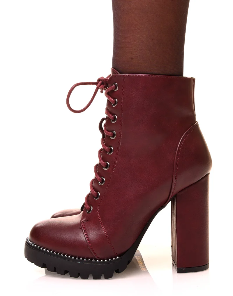 Bottines bordeaux à talons et à détails perles