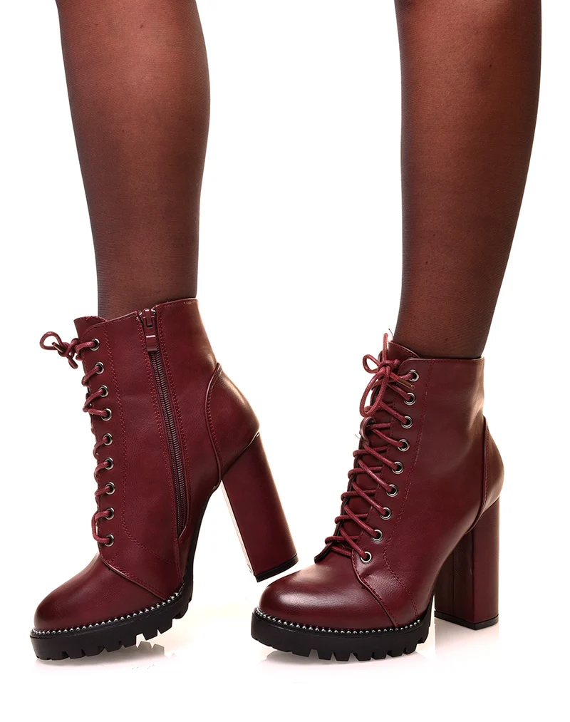 Bottines bordeaux à talons et à détails perles
