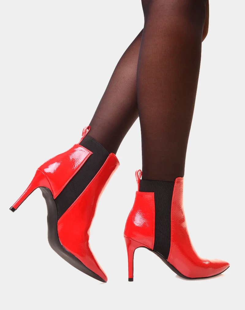 Bottines à talons aiguilles rouges vernies et à bout pointu