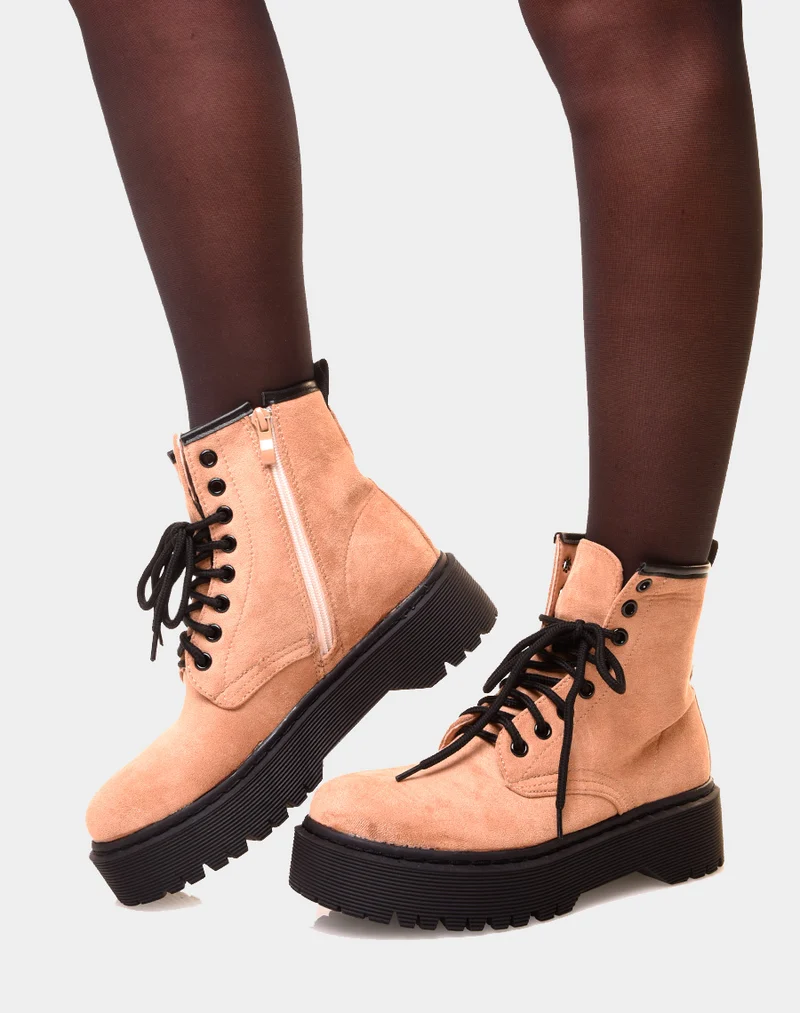 Bottines montantes beige en suédine à grosse plateforme