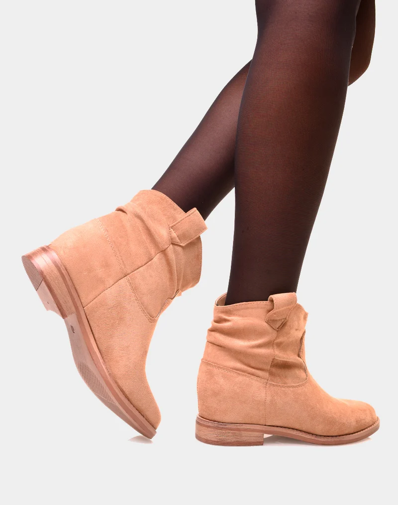 Bottines basses beiges en suédine plissée