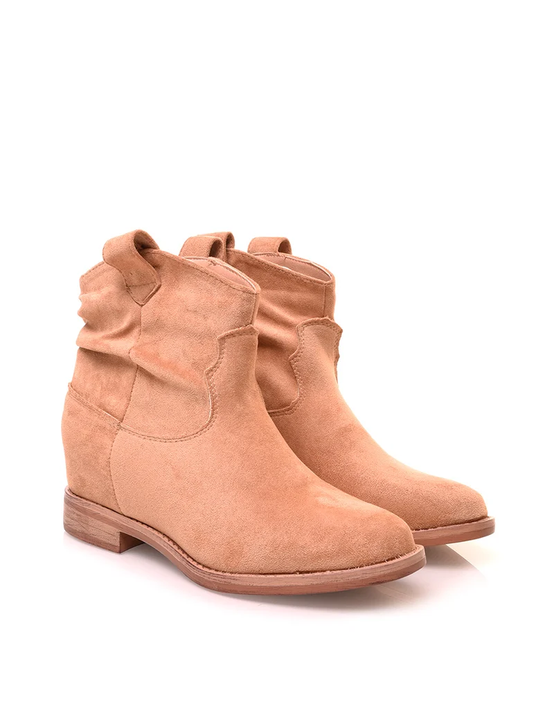 Bottines basses beiges en suédine plissée