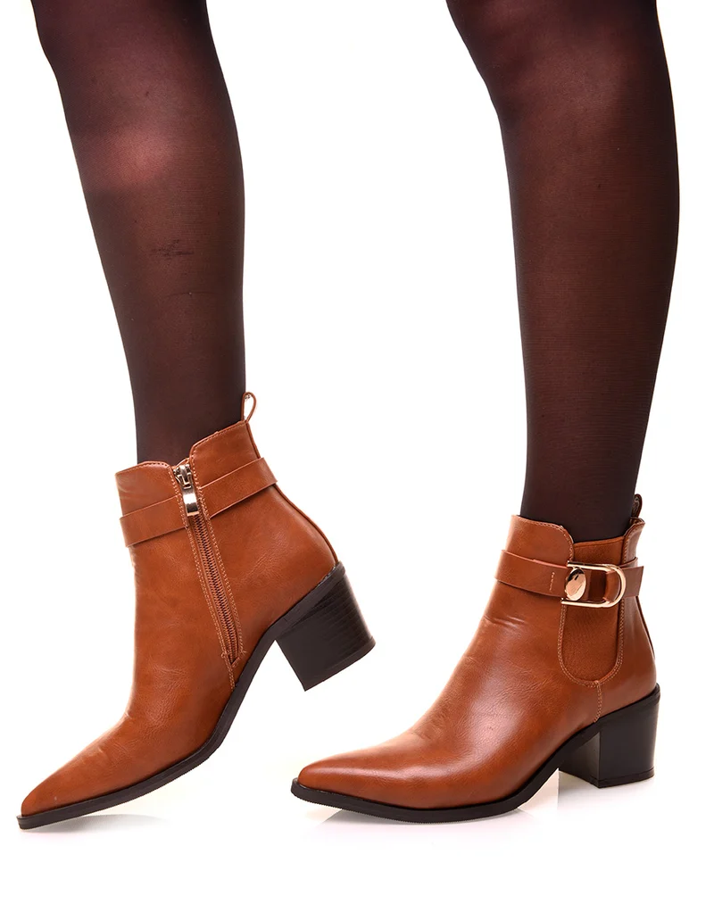Bottines camel à talons et à bout pointu ajourées d’une boucle