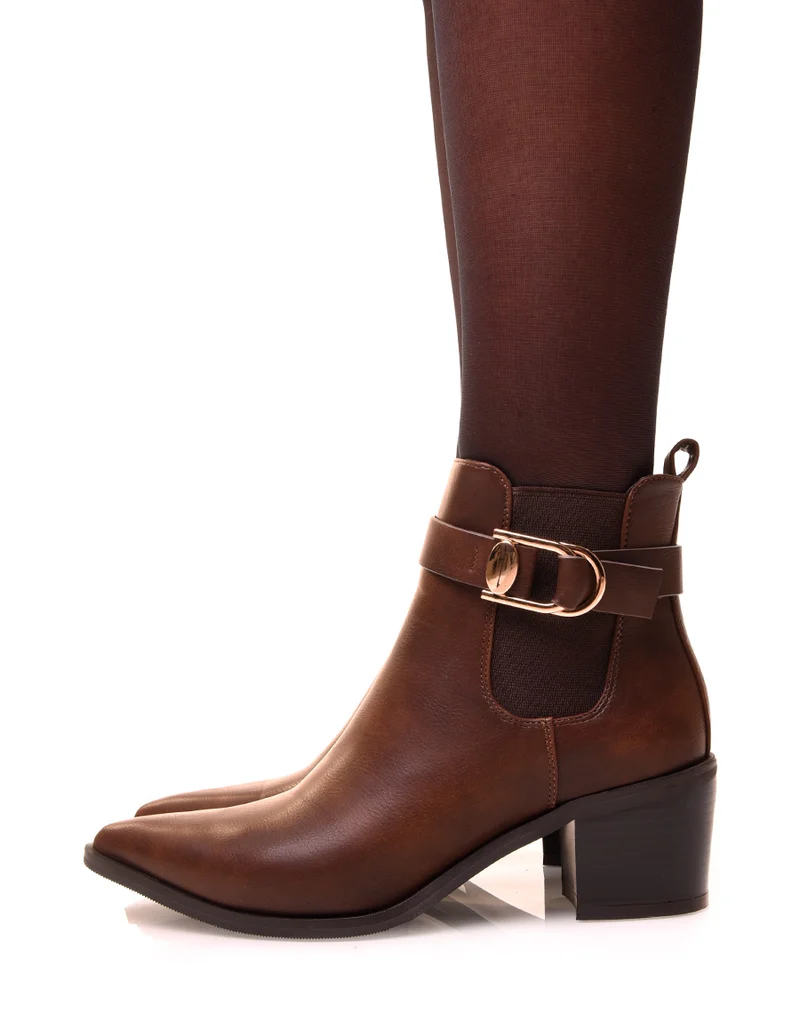 Bottines marrons à talons et à bout pointu ajourées d’une boucle