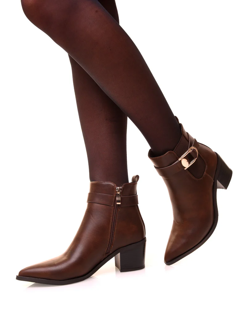 Bottines marrons à talons et à bout pointu ajourées d’une boucle