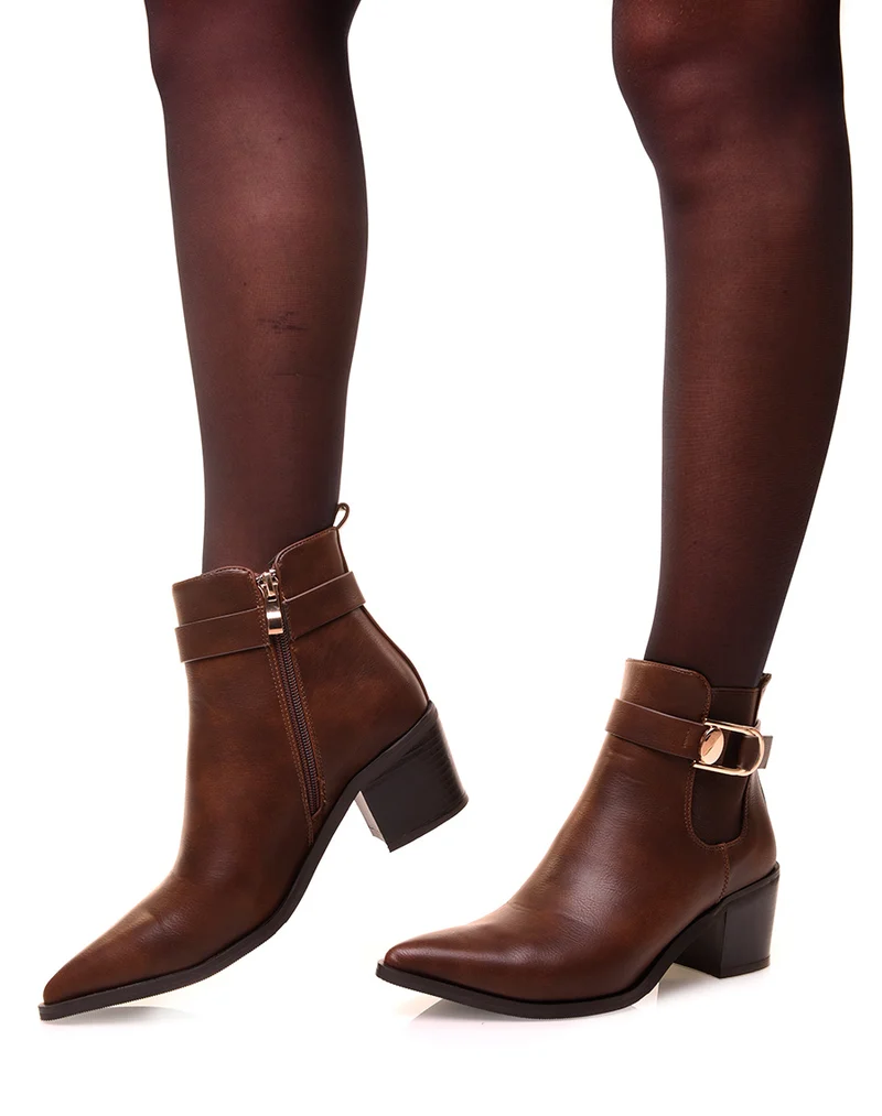 Bottines marrons à talons et à bout pointu ajourées d’une boucle