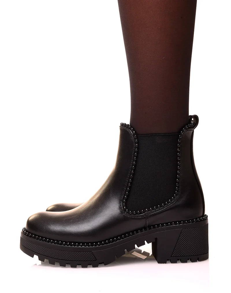 Chelsea boots noires ajourées de perles noires