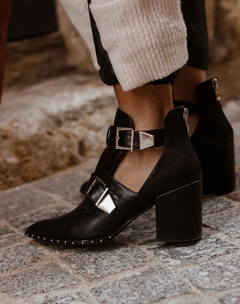 Bottines noires à talons ajourées de sangles