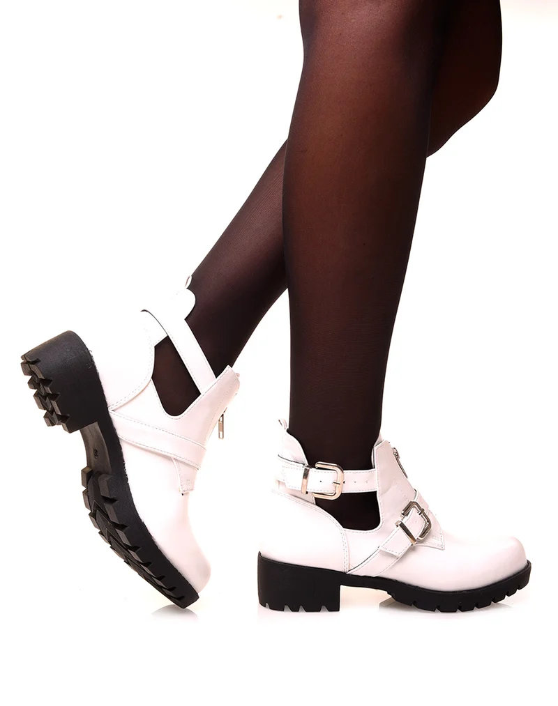 Bottines blanches ajourées de sangles et d’un zip