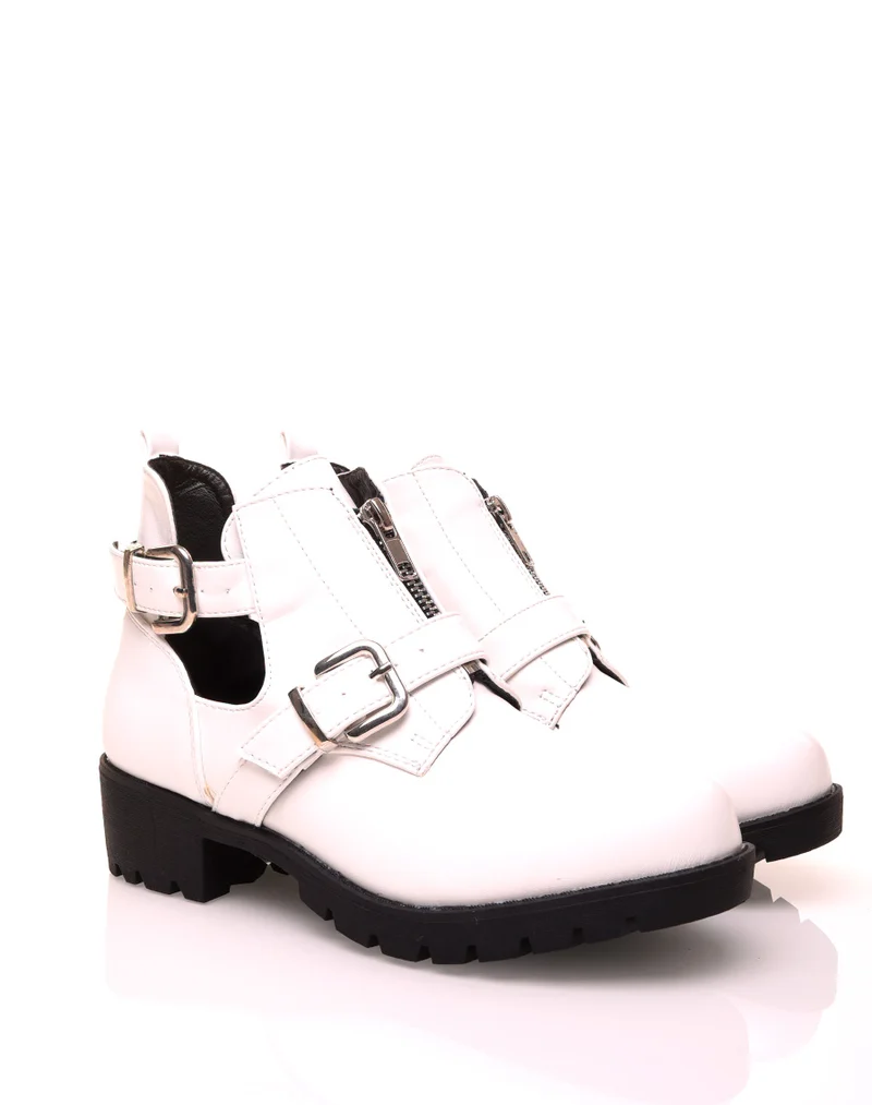 Bottines blanches ajourées de sangles et d’un zip