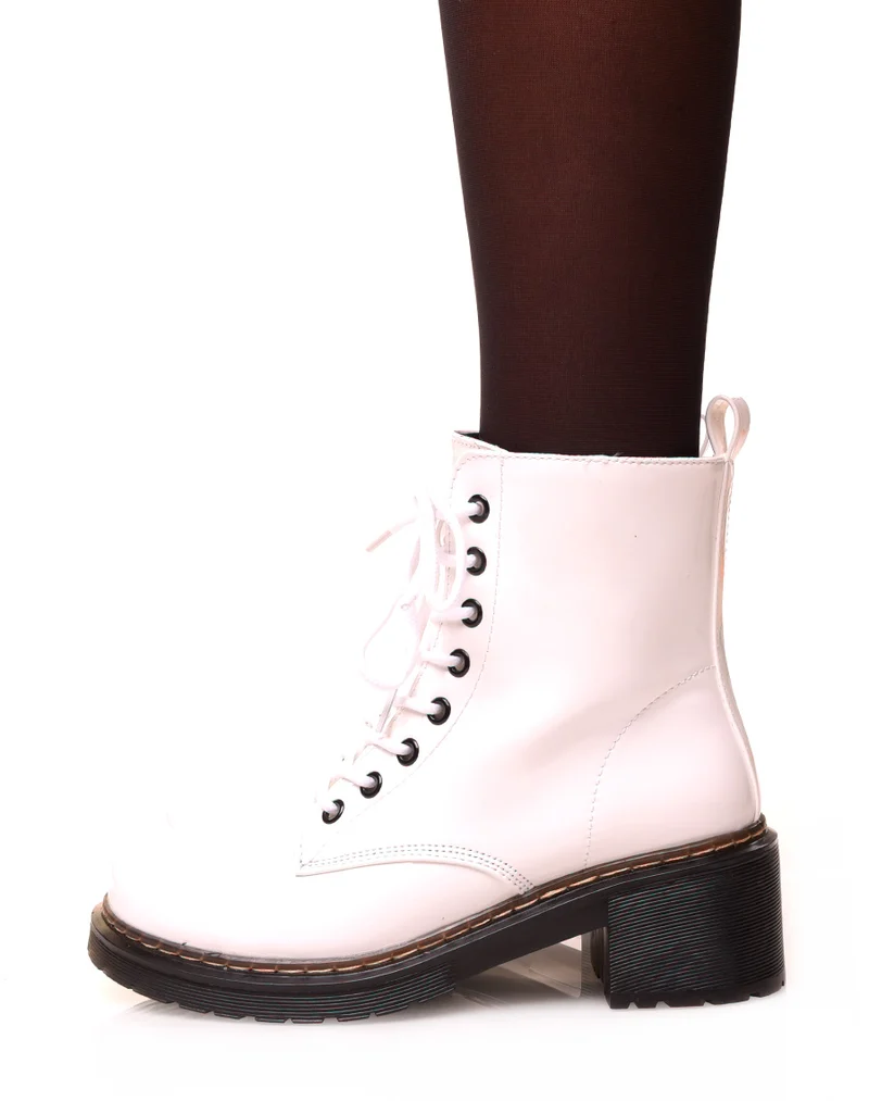 Bottines montantes blanches vernies à lacets