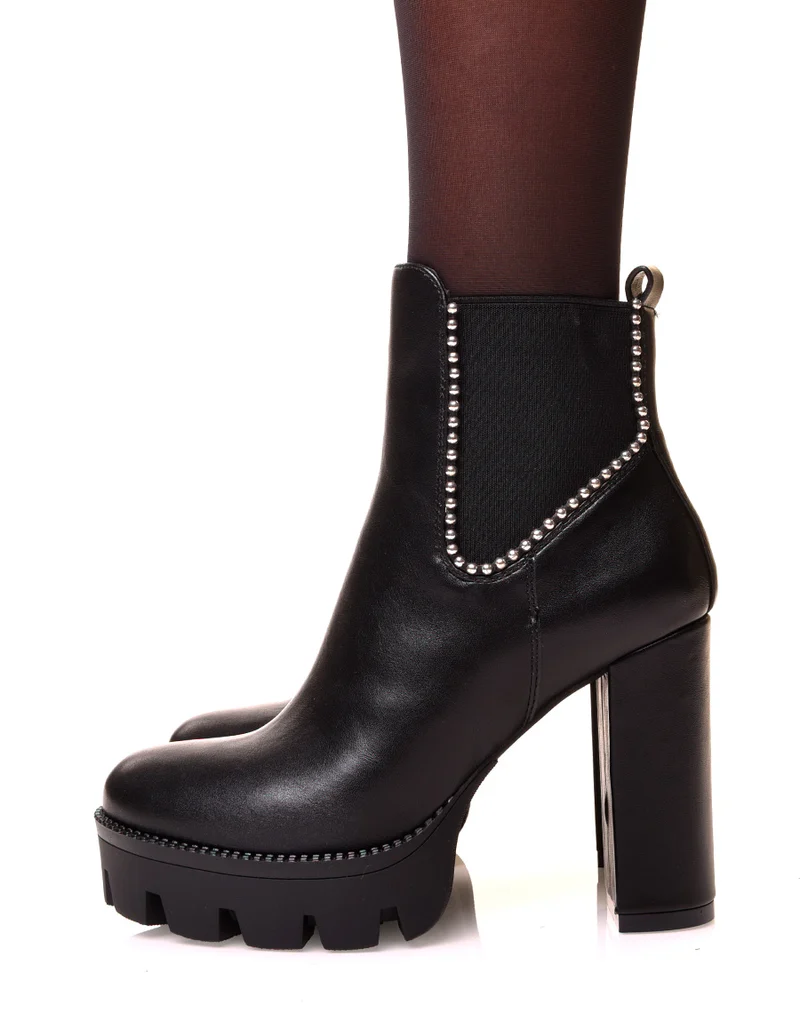 Bottines à talons ajourées de perles argentées