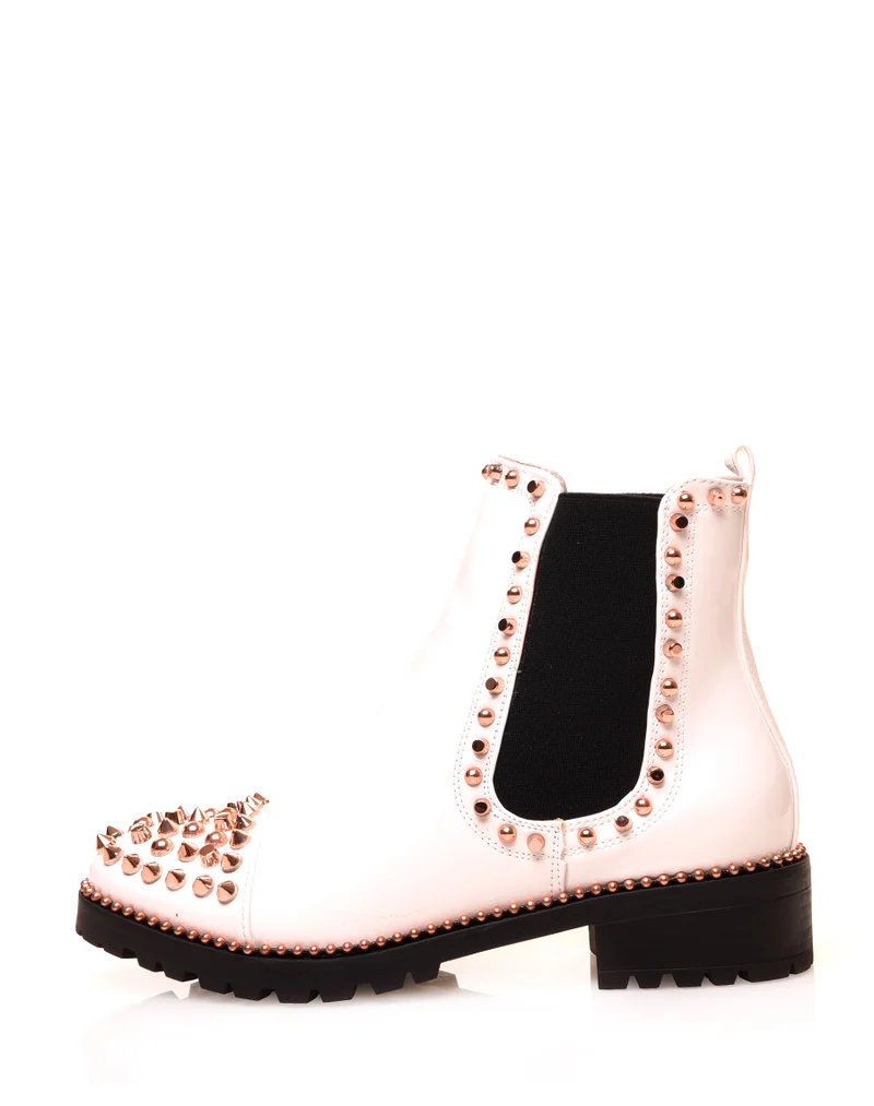 Chelsea boots blanches vernies ajourées de clous