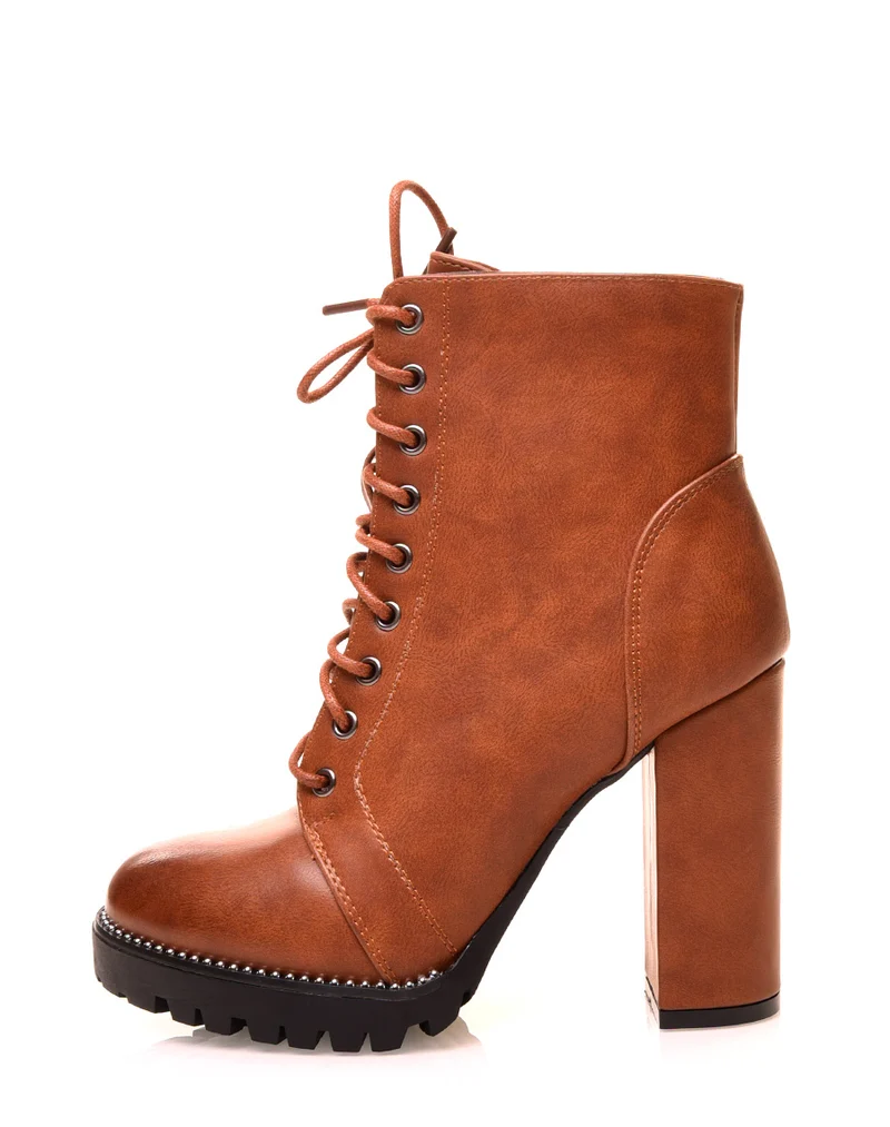 Bottines camel à talons et à détails perles