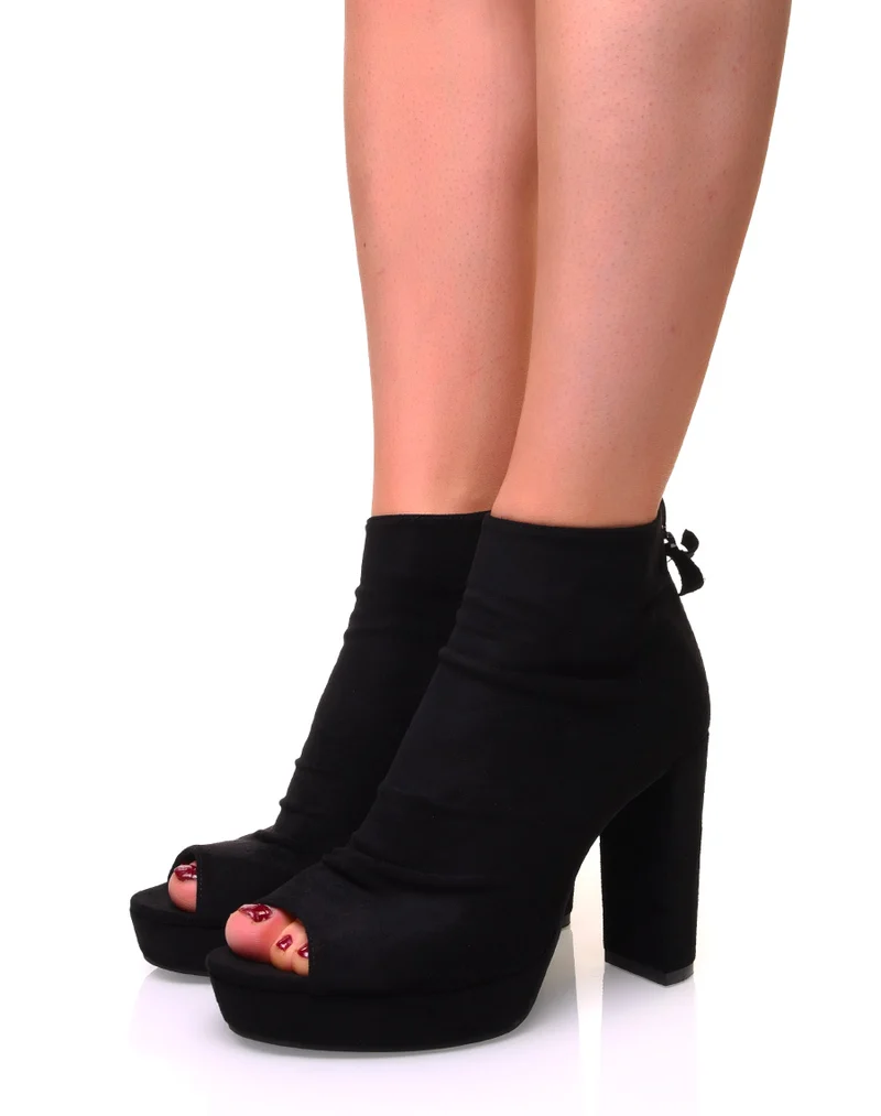 Bottines noires ajourées en suédine à talons carrés