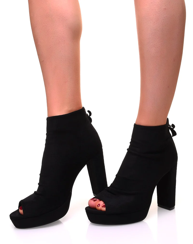 Bottines noires ajourées en suédine à talons carrés