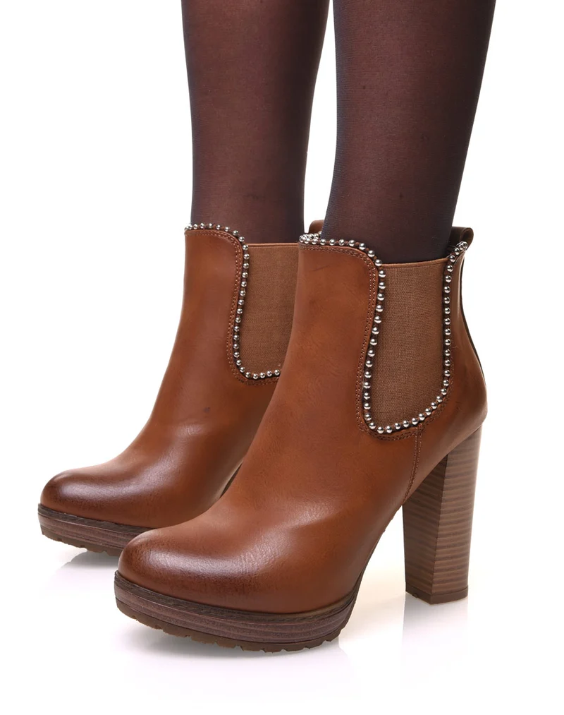 Chelsea boots camelles à talons et détails perles