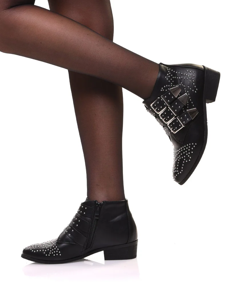 Bottines plates noires entièrement cloutées
