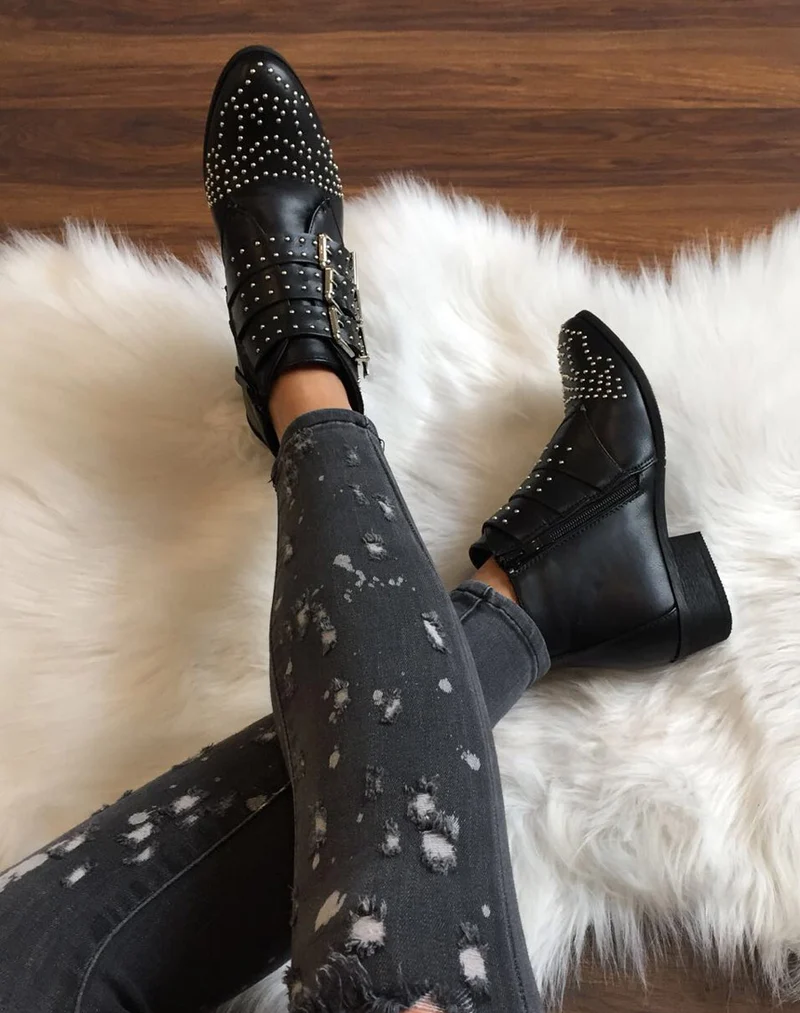 Bottines plates noires entièrement cloutées