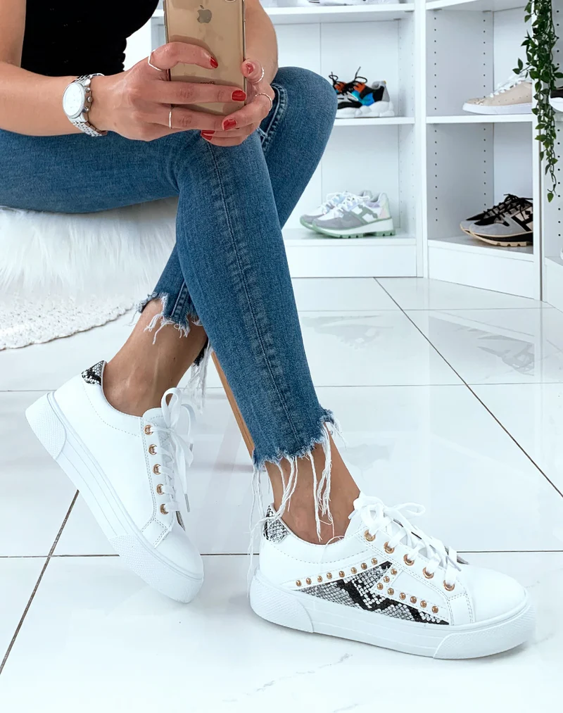 Baskets blanches à multiples empiècements python et ornées de clous