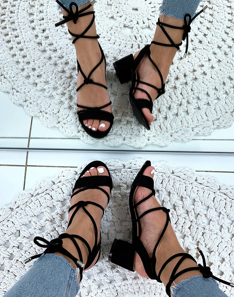 Sandales en suédine noires à petits talons et à lacets chevilles