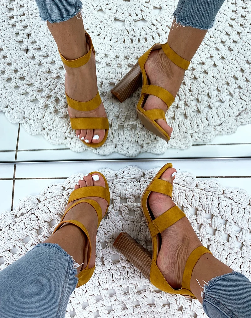 Sandales en suédine jaunes à talons et à multiples brides
