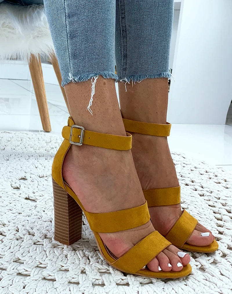 Sandales en suédine jaunes à talons et à multiples brides