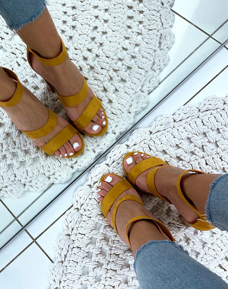Sandales en suédine jaunes à talons et à multiples brides